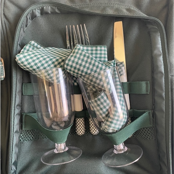Central Market H.E.B | Travel Picnic Backpack with Utensil and Cup holder - Picture 5 of 9